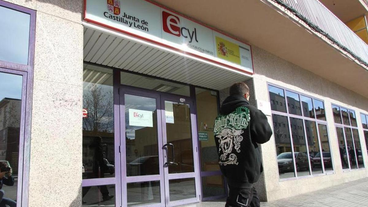 Un joven pasa junto a las oficinas del Ecyl en Zamora.
