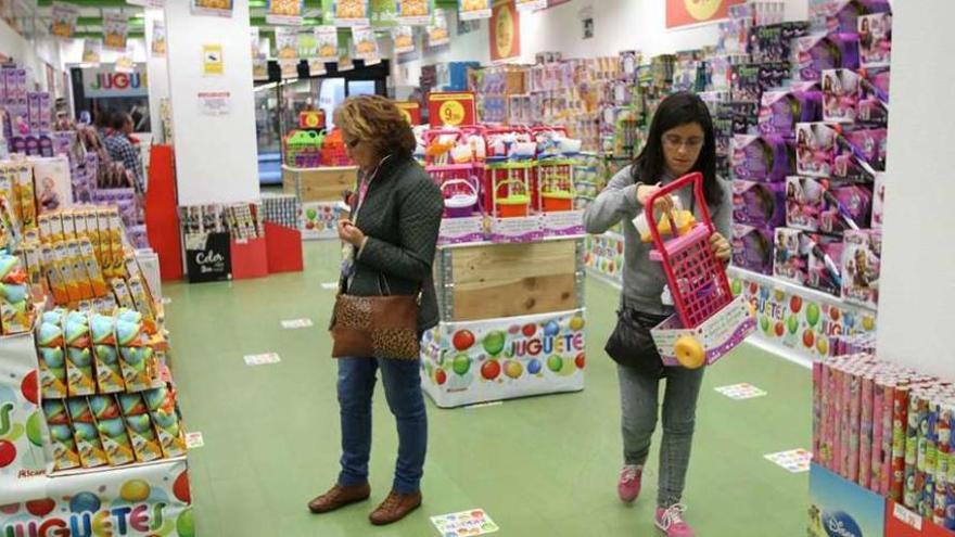 Un almacén de juguetes en Ourense. // Iñaki Osorio