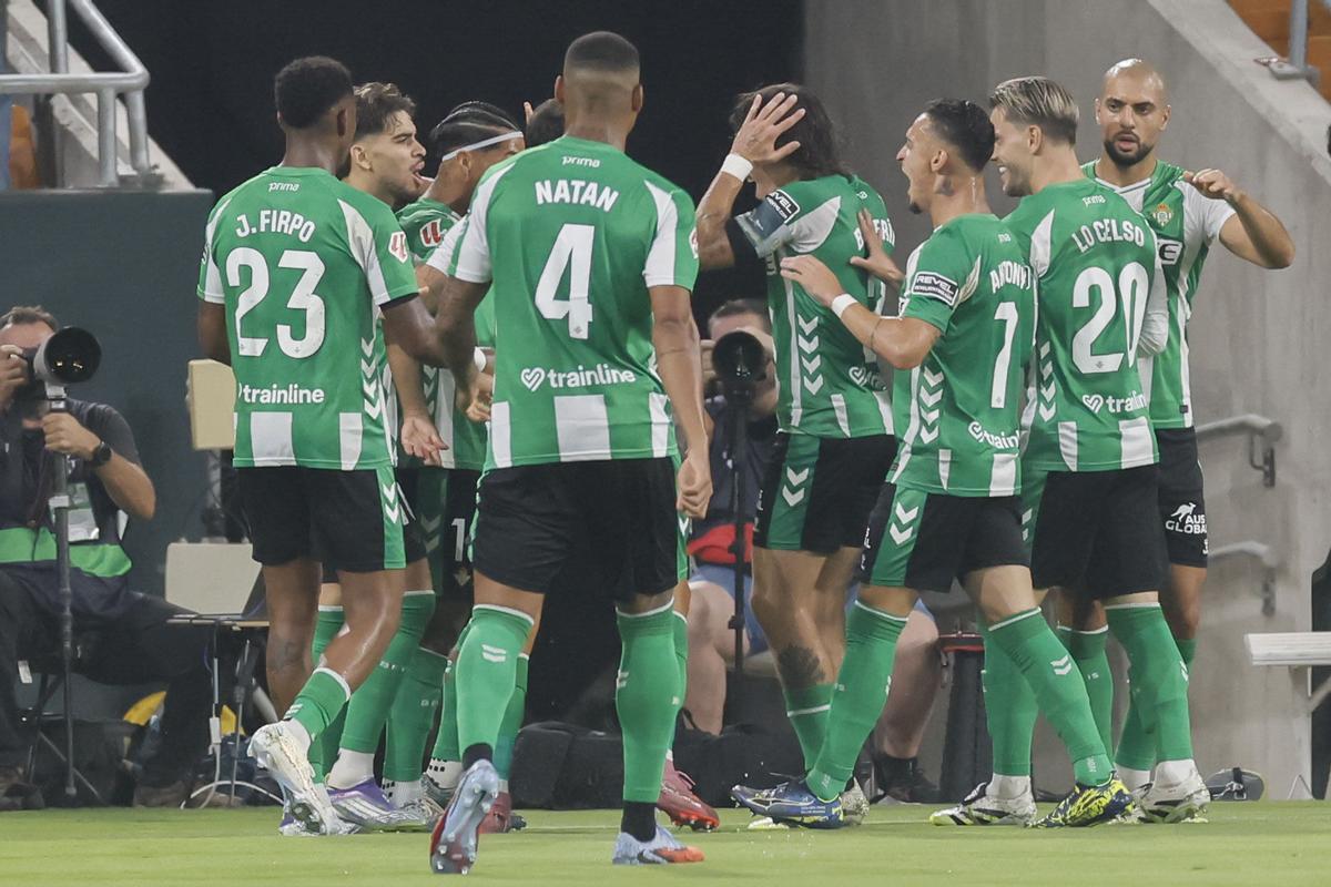 Cucho celebra con sus compañeros su gol en el Betis-Real Sociedad de la ida en La Cartuja