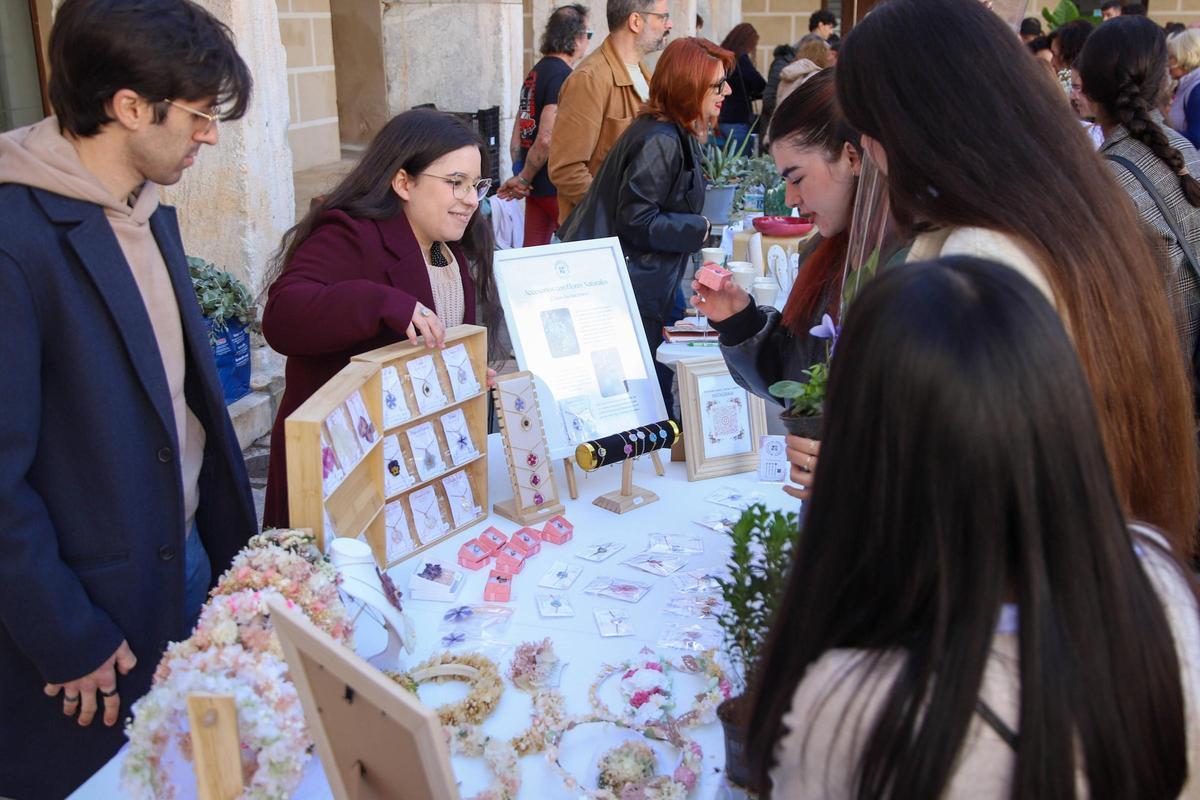 Danae Segovia en su puesto de accesorios florales.