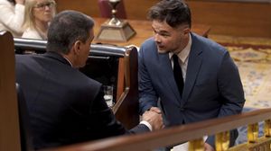 El presidente del Gobierno, Pedro Sánchez, y el portavoz parlamentario de ERC, Gabriel Rufián, durante un pleno del Congreso. 