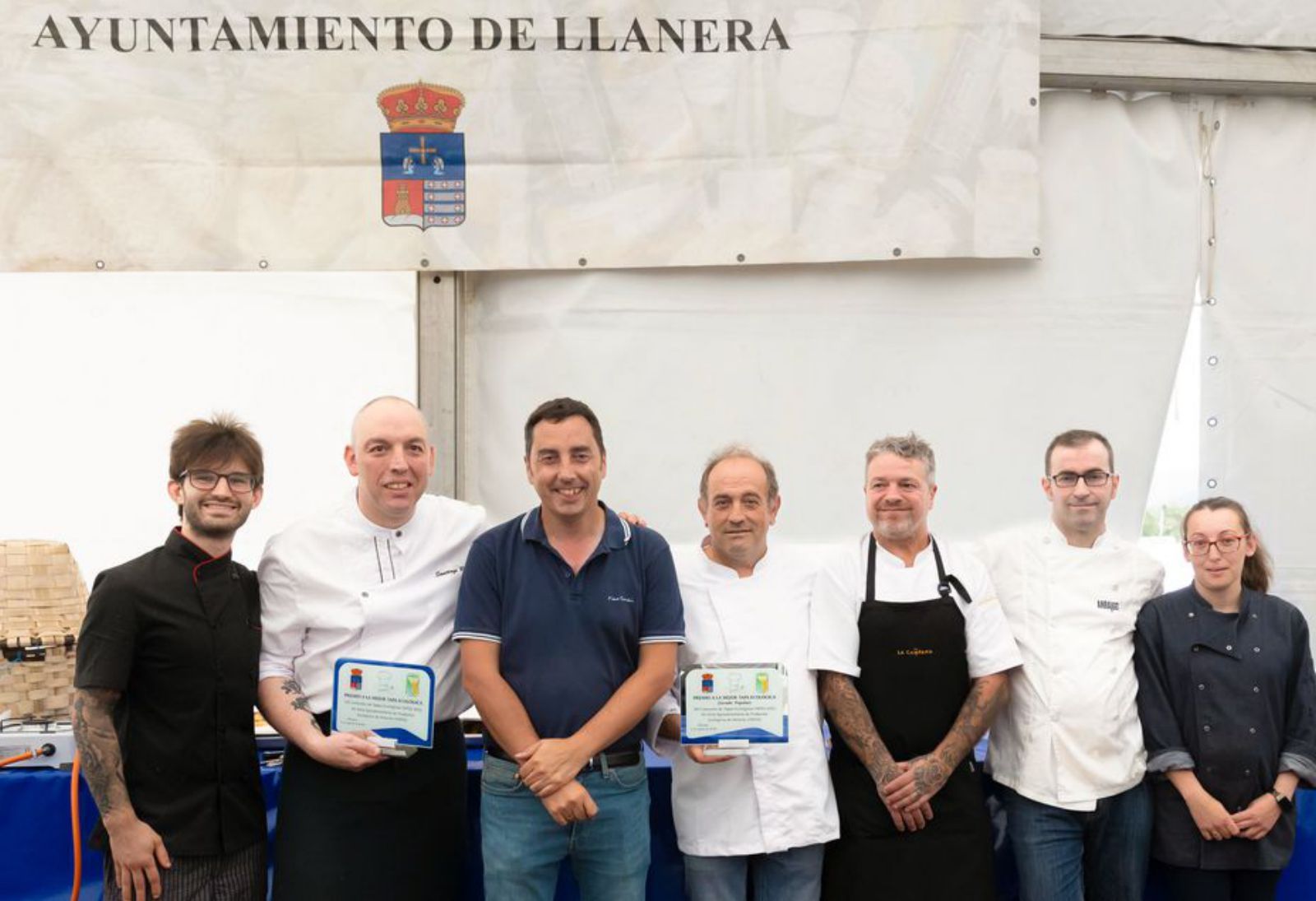 Por la izquierda, los participantes en el VII Concurso de Tapas Ecológicas Javier Junquera y Santi Royo (La Torre); el alcalde de Llanera, Gerardo Sanz; Aquilino Rojo y Oliver Méndez (La Campana) y Ángel Martínez y Almudena García (Arraigo).