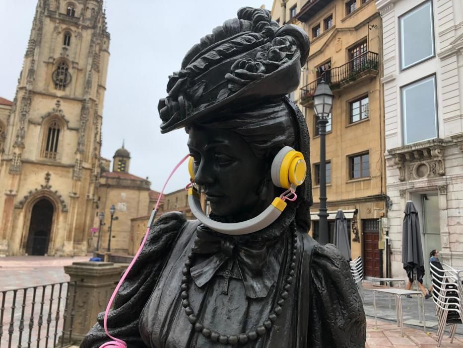 Las estatuas de Oviedo amanecen con auriculares