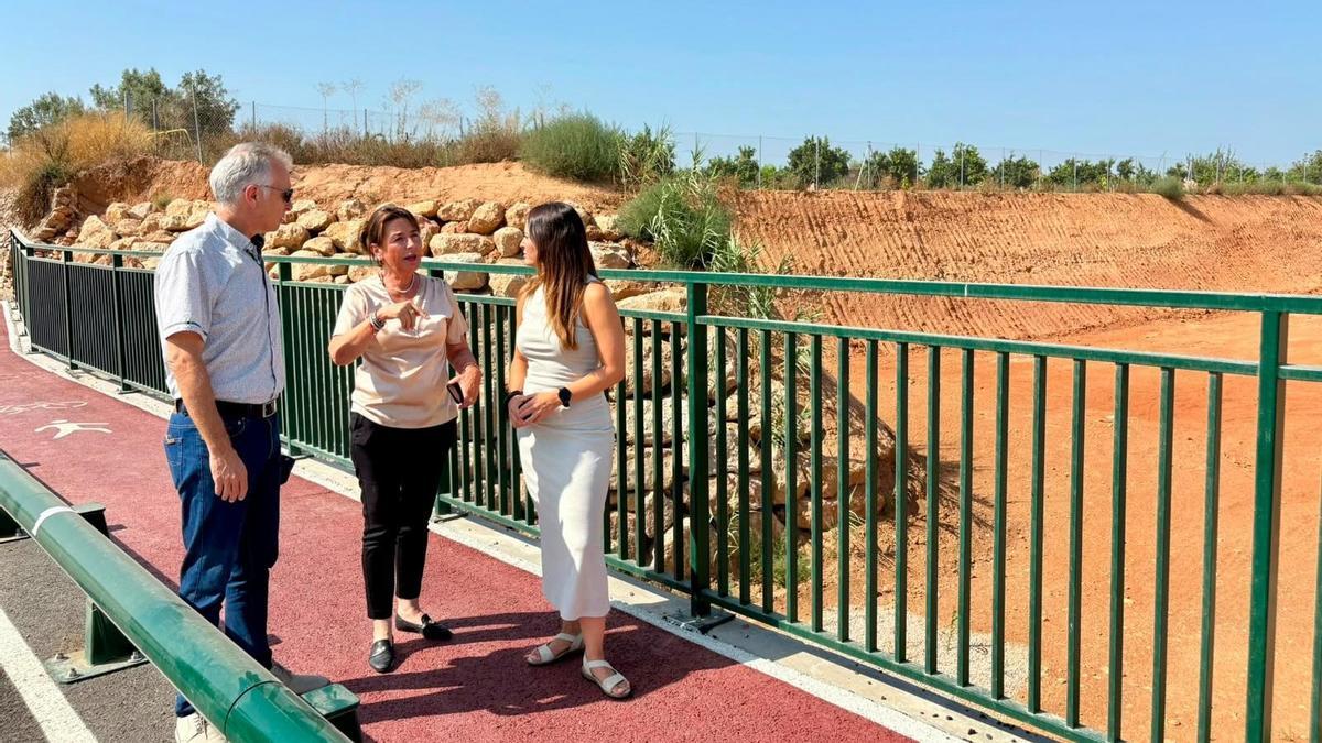 La comisionada para la Reconstrucción, Zulima Pérez, junto a la alcaldesa de Loriguilla, Montse Cervera.