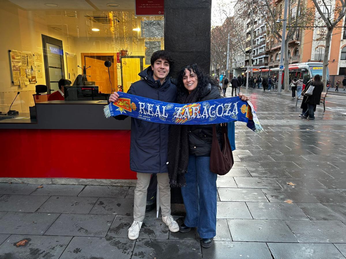 Carmen y Borja, en el intercambio de la famosa bufanda