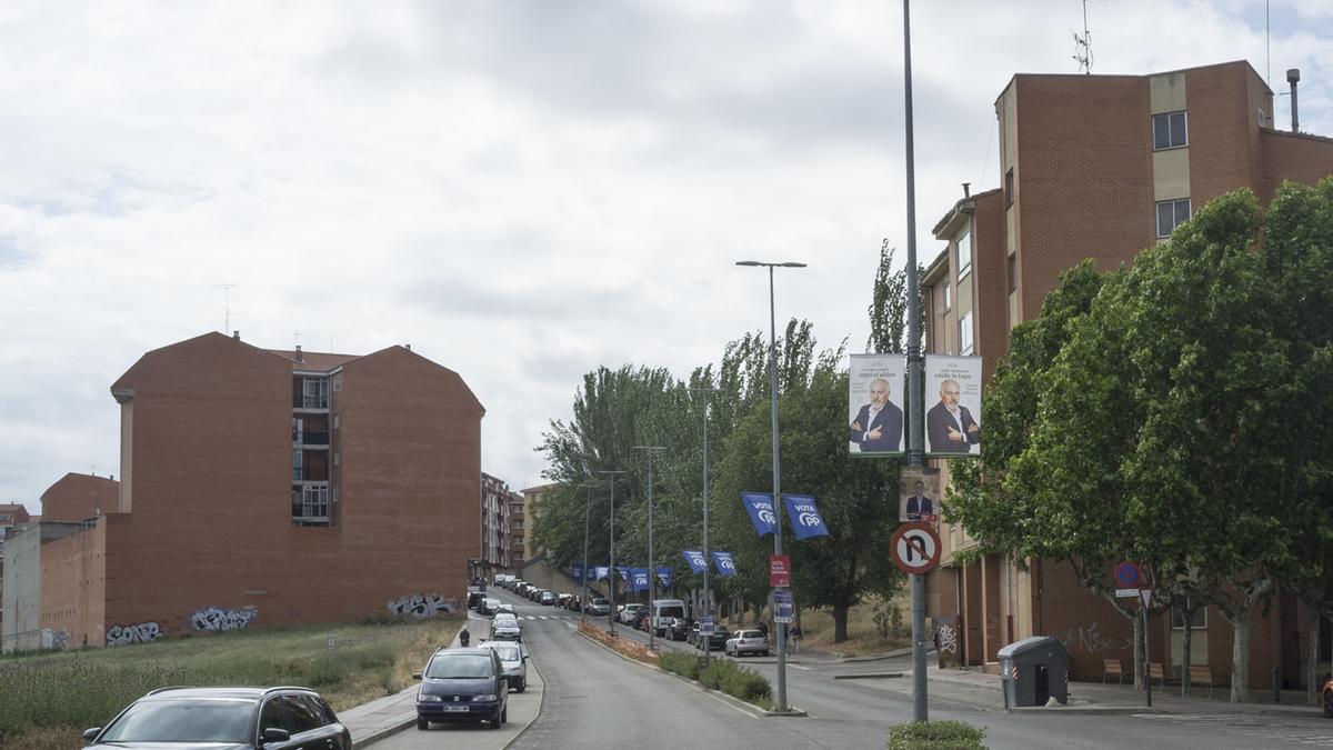 Banderolas de Vox y del PP en la Cañada de la Vizana esta mañana, donde la orden &quot;no se ha cumplido aún&quot;.