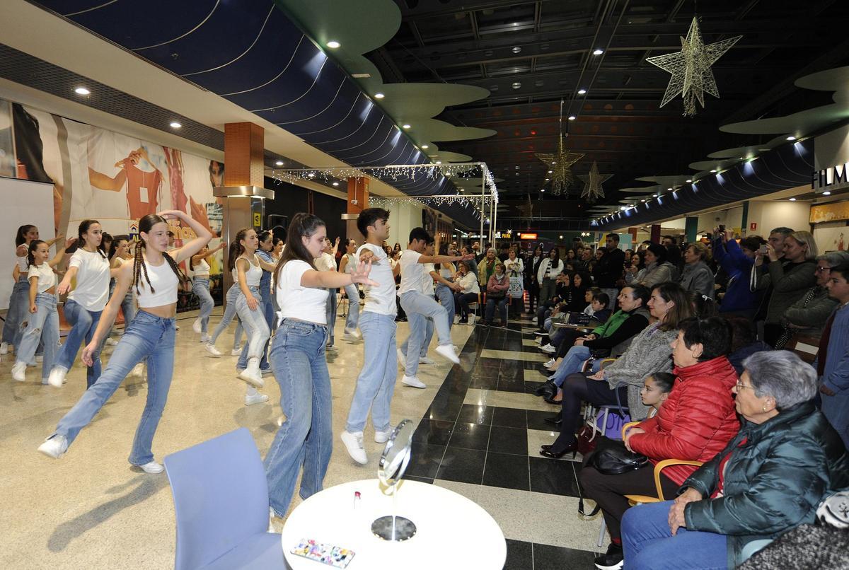 Actuación de Máisquedanza en el centro comercial Pontiñas