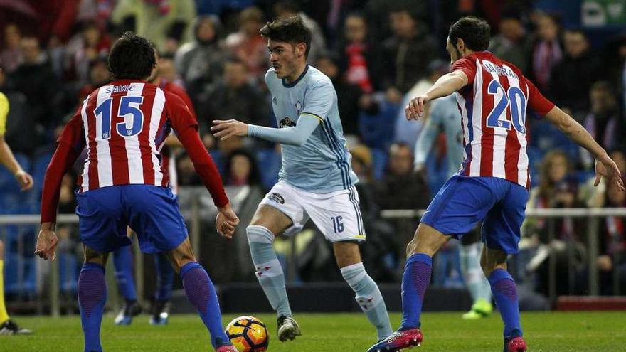 Jozabed controla un balón ante Savic y Juanfran. // LOF