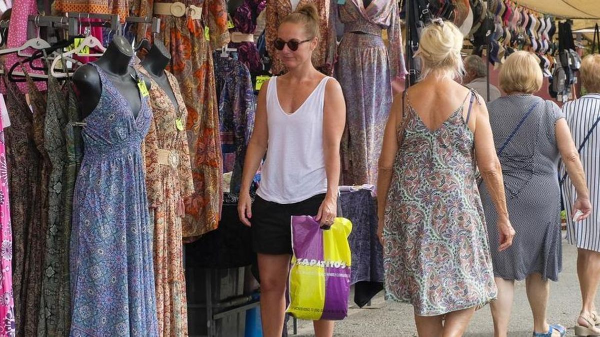 Personas extranjeras en una zona comercial de Canarias.