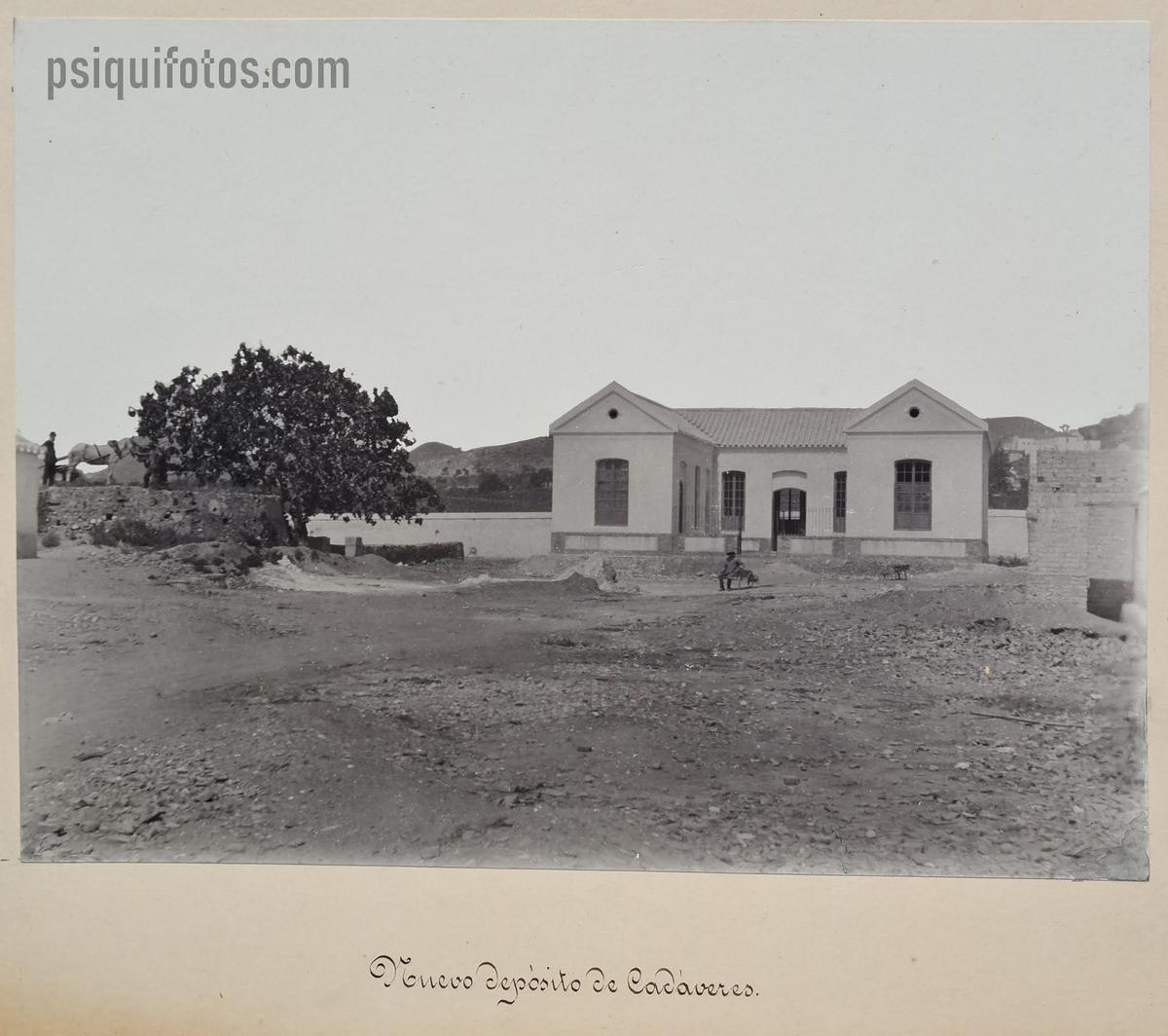 La noria del Civil y el depósito de cadáveres hacia 1900.