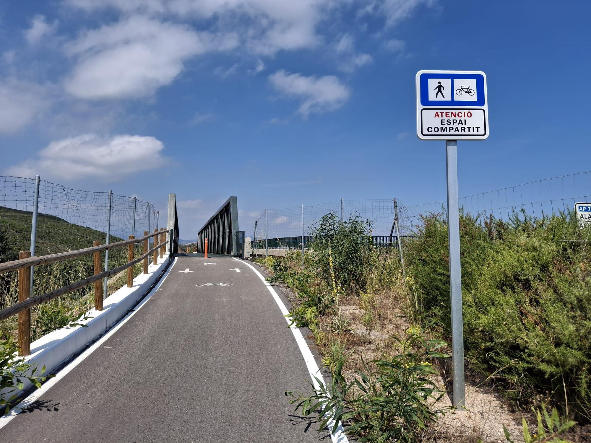 El deteriorado carril bici de El Verger a Pego y el peligroso cruce de Monte Pego