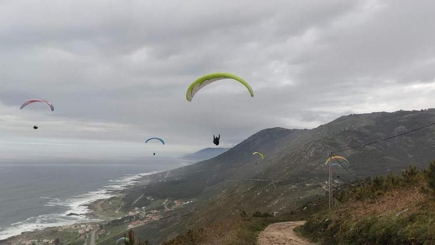 Herido un parapentista de 67 años al precipitarse en una zona de monte en O Rosal
