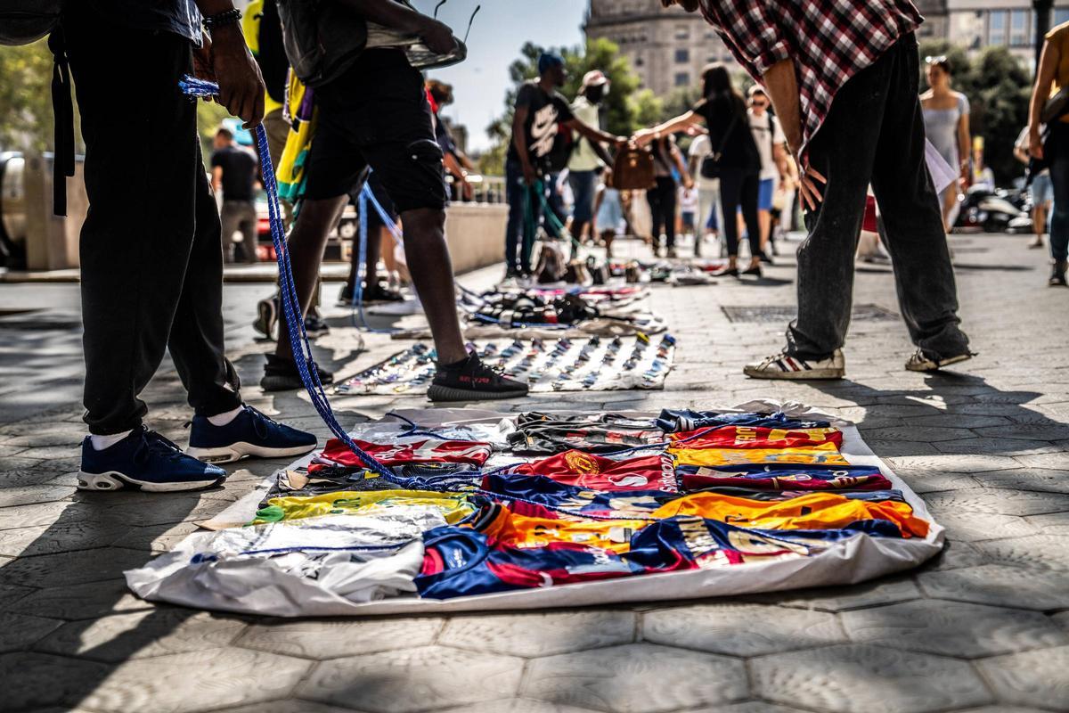 'Top manta' de camisetas y otros artículos falsificados en Barcelona.