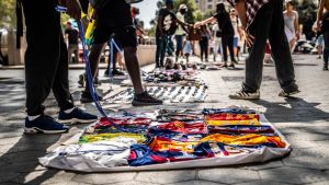 Top manta de camisetas y otros artículos falsificados en Barcelona.
