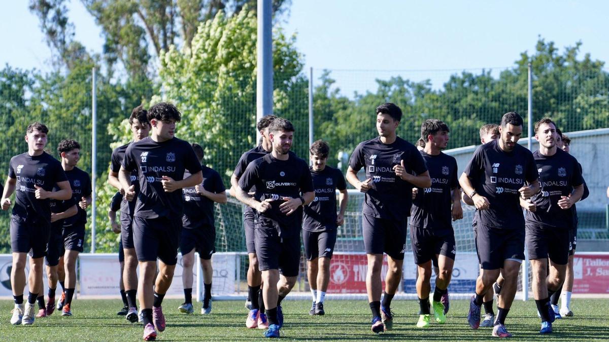 La plantilla del C.D. Estradense en uno de los últimos entrenamientos.