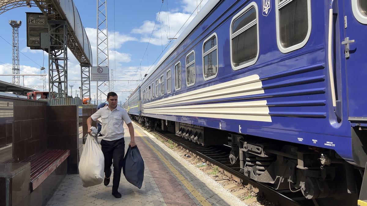 Trenes en la estación de trenes de Járkov (Ucrania)