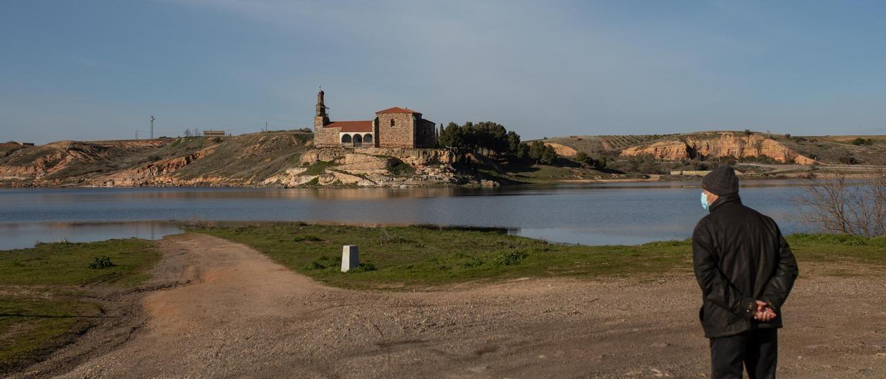 Vista de la ermita de Montamarta