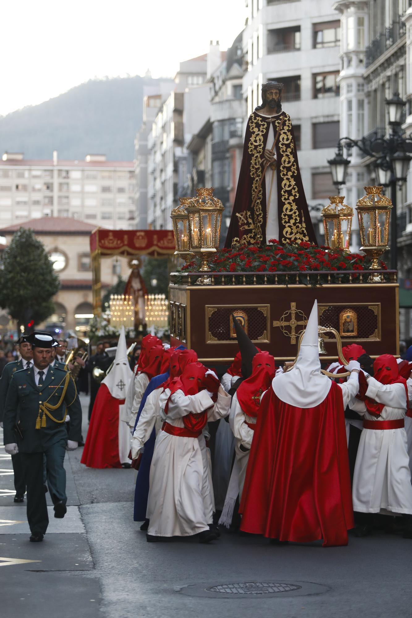 EN IMÁGENES: La imagen de Jesús Cautivo vuelve a recorrer las calles de Oviedo