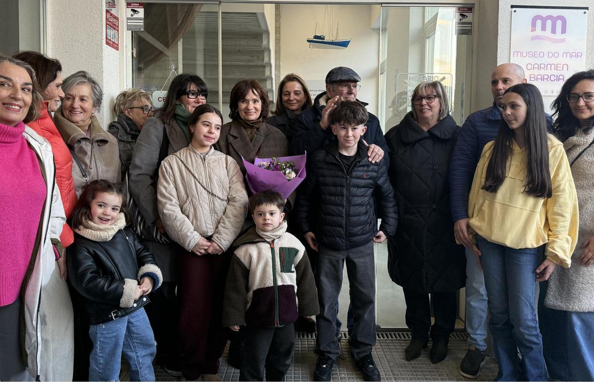 Familiares e veciños no actos de renomeamento do Museo do Mar Carmen Barcia.