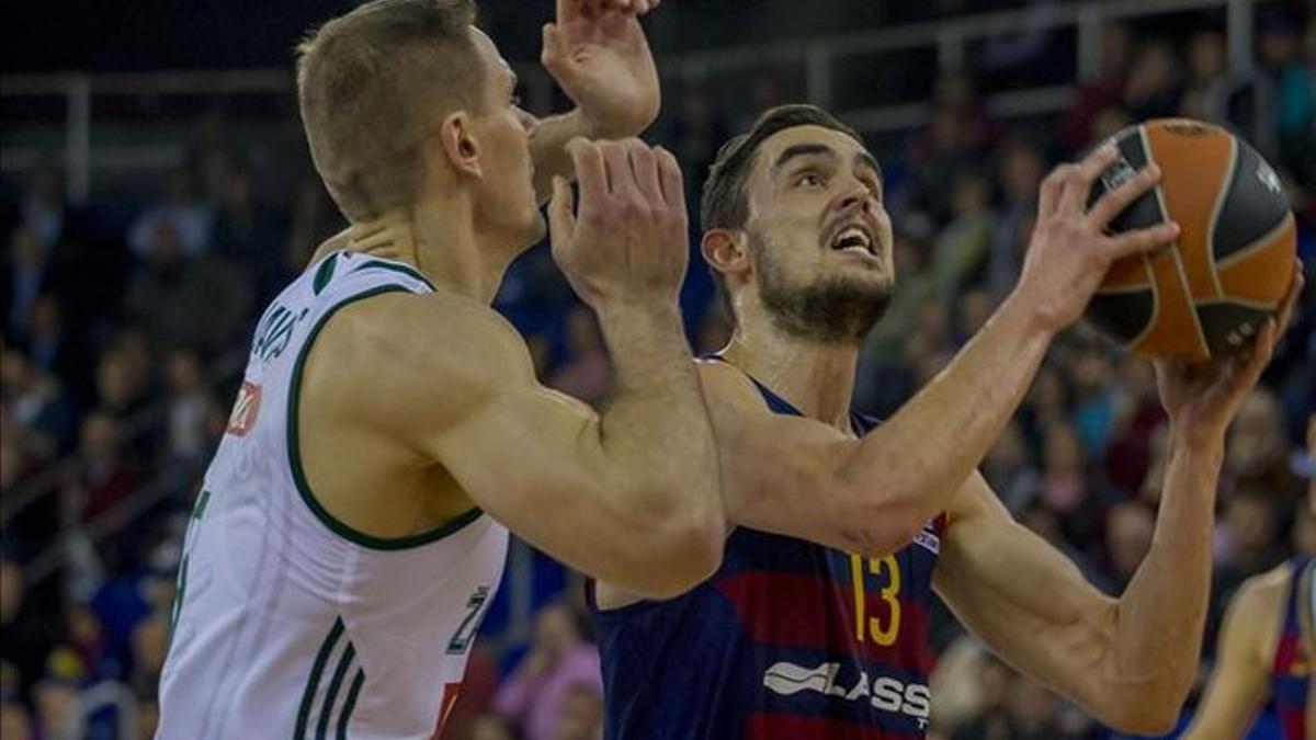 Satoransky intenta a lanzar a canasta durante el duelo ante el Zalgiris