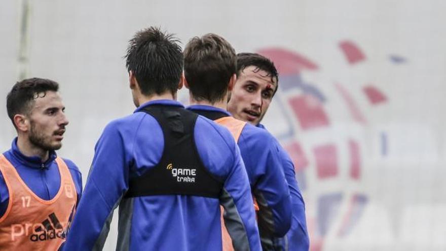 Enfrentamiento entre Linares y Christian Fernández en el entrenamiento del Real Oviedo