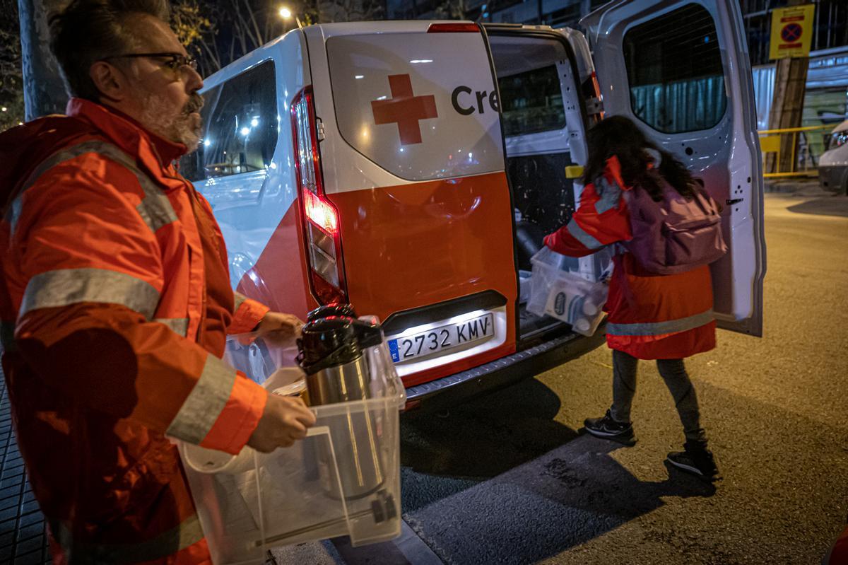 En la operación frío de Barcelona, El Periódico acompaña un equipo de educadores sociales que convencen a las personas sin hogar para refugiarse en las 262 camas extras habilitadas este fin de semana