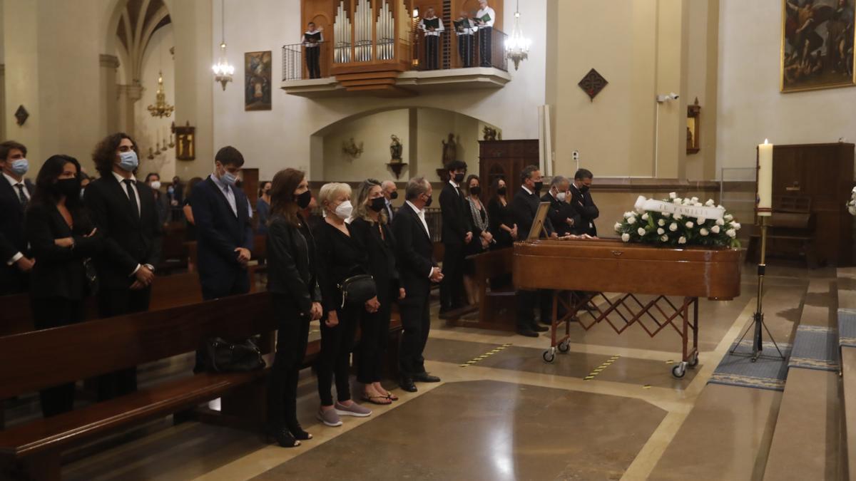 La familia de Joaquín Farnós, durante el sepelio.