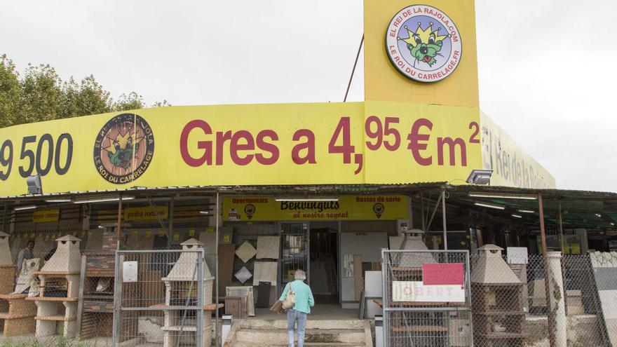 El Rei de la Rajola es troba en una ubicació privilegiada, al peu de la carretera N-II, a Medinyà.