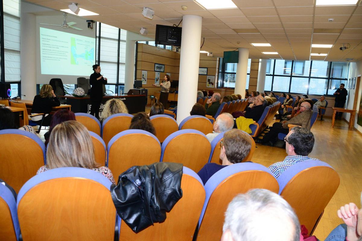 Público presente en la charla en el salón de plenos de Moaña.