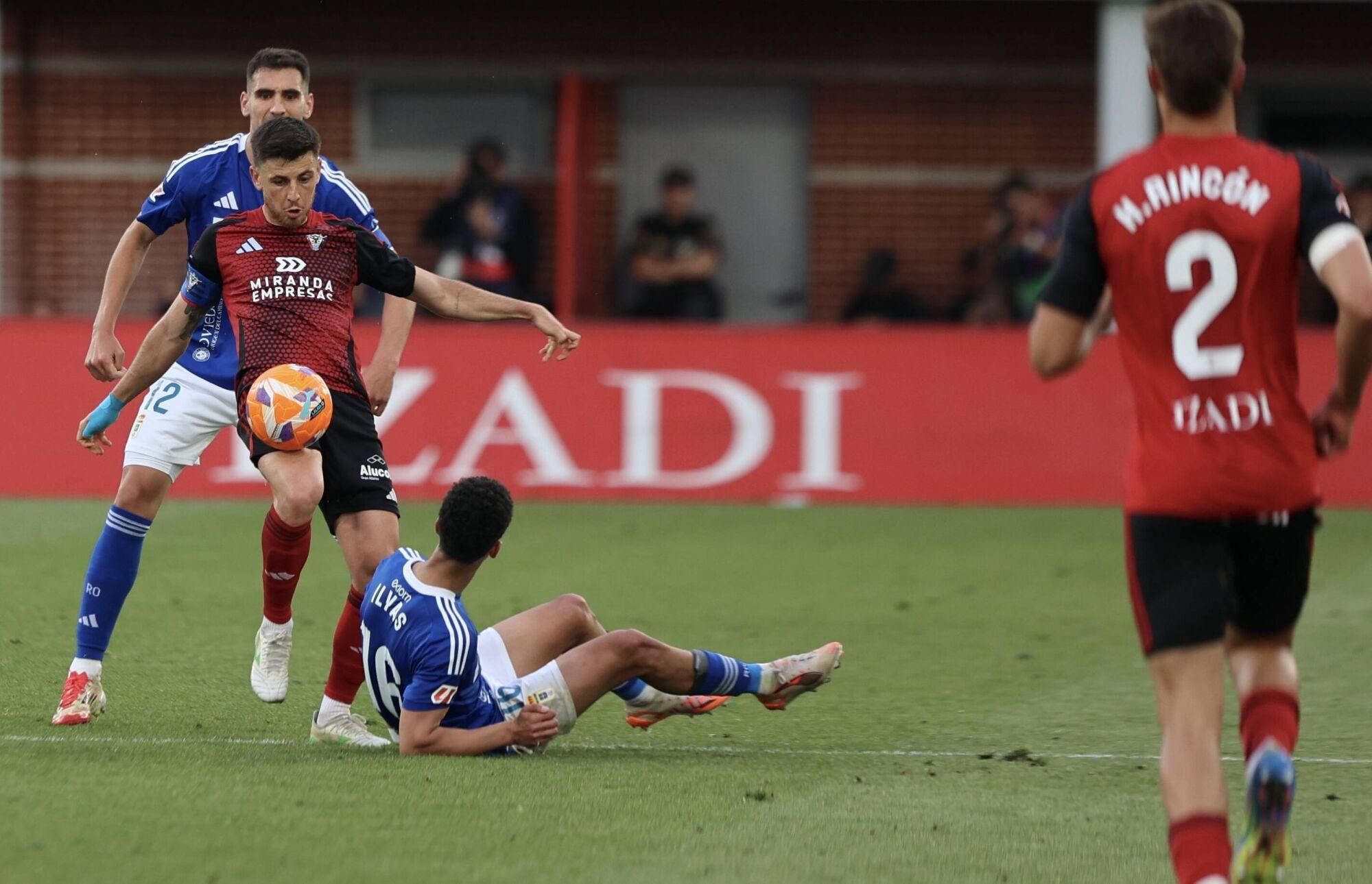 EN IMÁGENES: Ambientazo en la ida de la final por el ascenso a Primera entre Mirandés y Oviedo