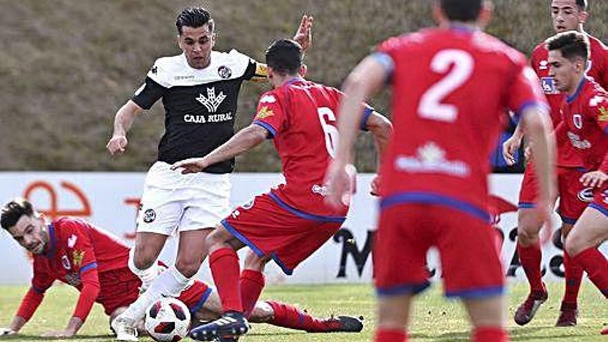 Dani Hernández rodedado de jugadores del Numancia B.