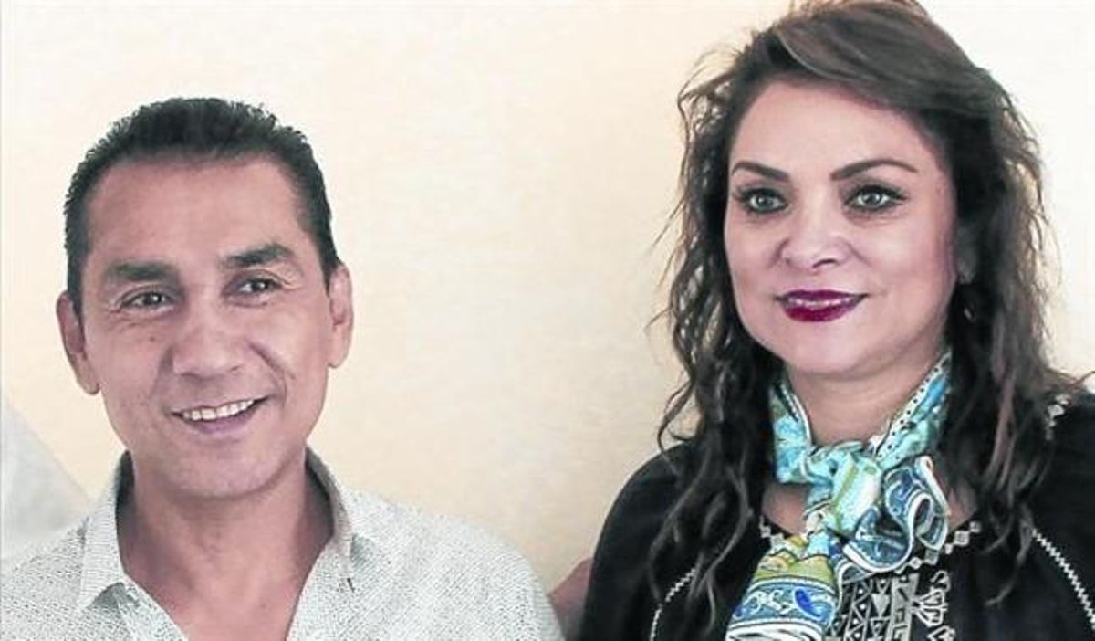 L’alcalde d’Iguala, José Luis Abarca, i la seva dona, María de los Ángeles Pineda, en un acte al palau municipal d’Iguala, el juliol passat. L’alcalde d’Iguala, José Luis Abarca, i la seva dona, María de los Ángeles Pineda, en un acte al palau municipal d’Iguala, el juliol passat.
