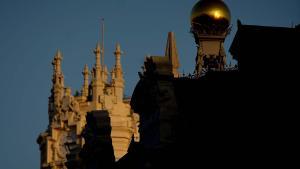 Fachada Banco de España con el Ayuntamiento de Madrid de fondo.