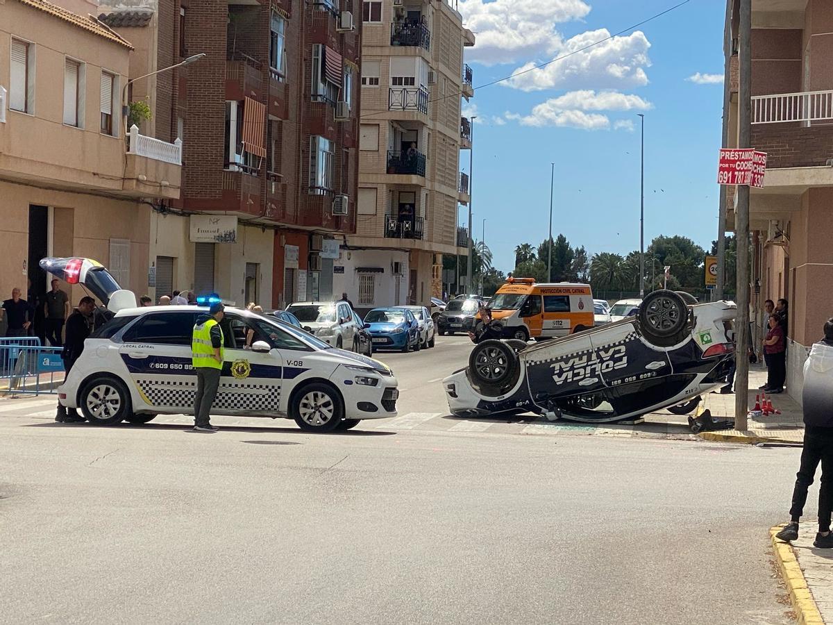 El coche ha sufrido el accidente en el cruce de la calle Albellán con Manuel Flores de Catral