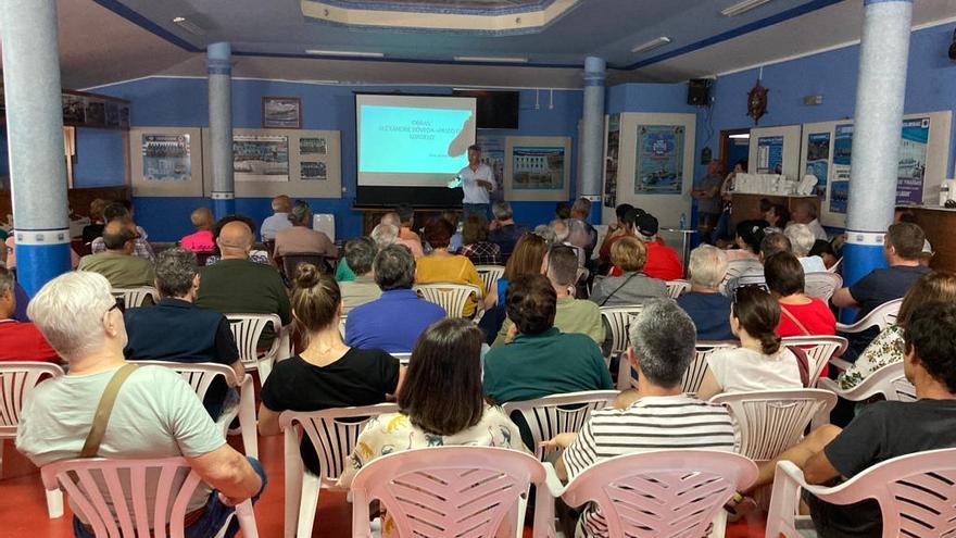 El público llenó el salón del club de remo Mecos para escuchar al primer edil.