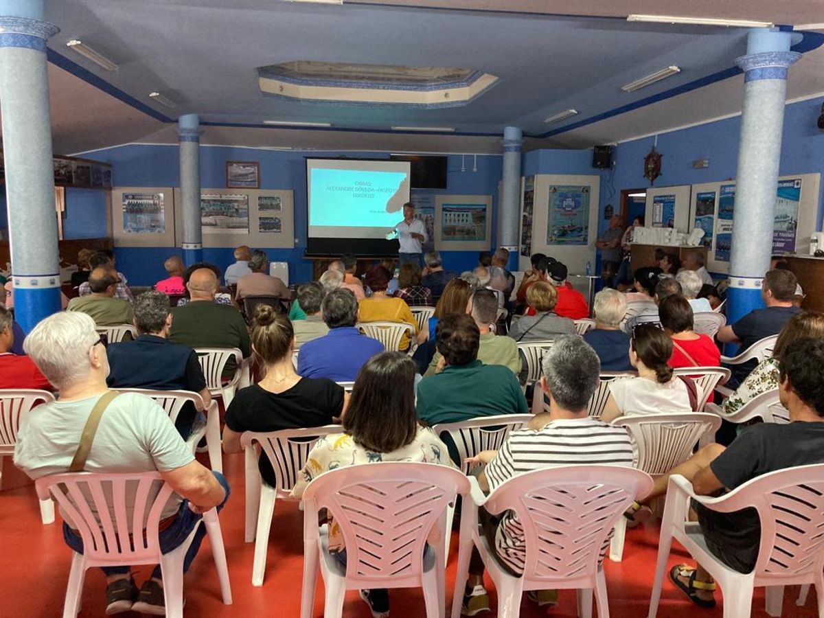 El público llenó el salón del club de remo Mecos para escuchar al primer edil.