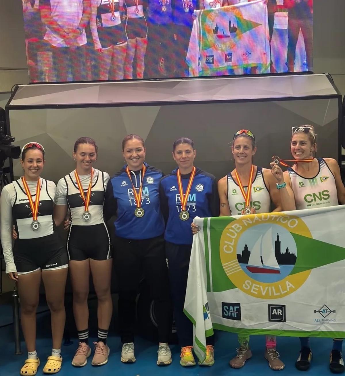 Natalia de Miguel y Marta de las Heras, situadas en el centro de la imagen, ganan el Campeonato de España de Remo Olímpico.