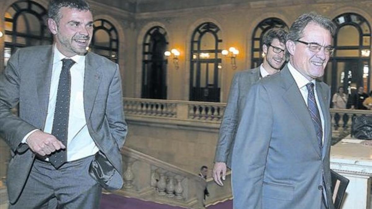 Santi Vila, izquierda, y Artur Mas, en los pasillos del Parlament en un día de pleno, el pasado mes de mayo.
