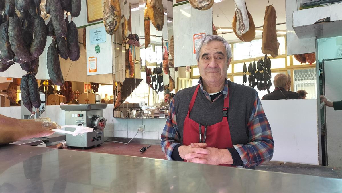 Elías Pérez, en su carnicería.