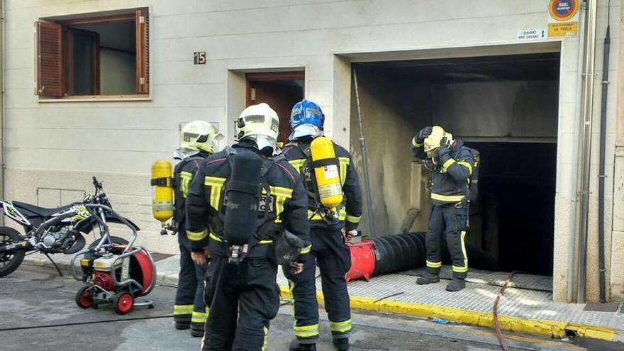 Arden cinco coches en un garaje de sa Pobla