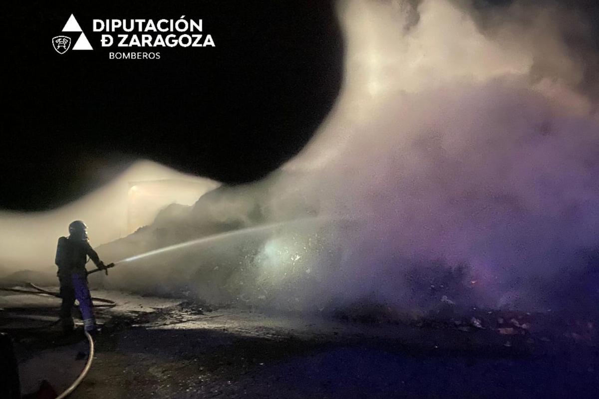Un bombero trabaja en la extinción del incendio en Calatayud