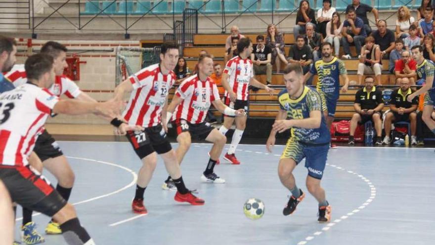 David García bota el balón ante la defensa del Puerto Sagunto. // Santos Álvarez