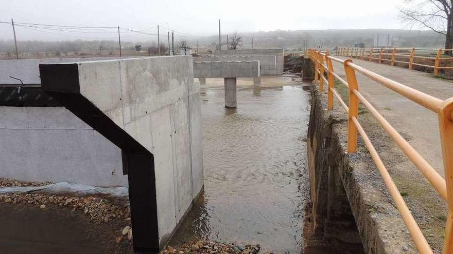 Las pilastras del nuevo puente junto al viejo viaducto.