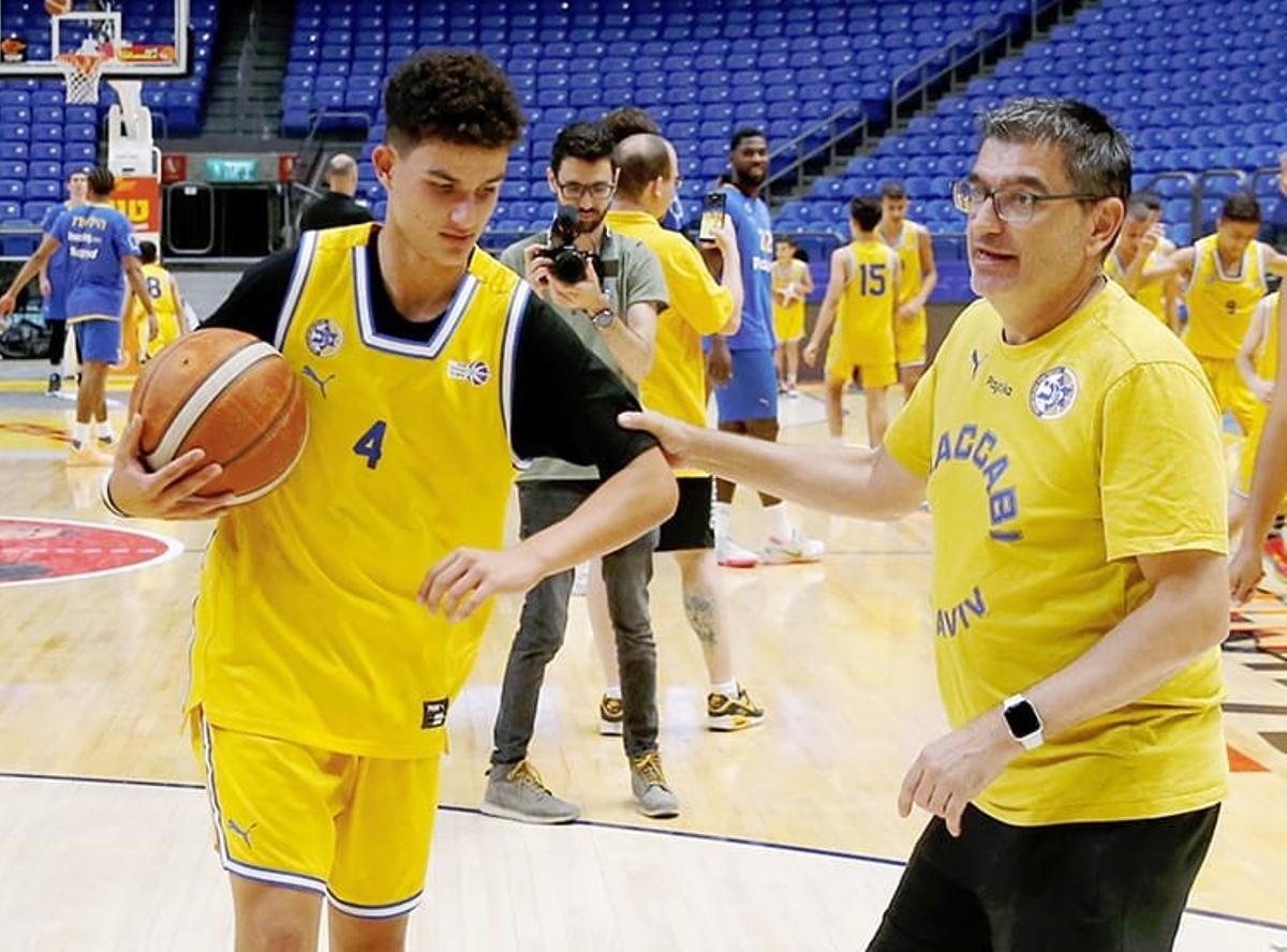 Berrocal da instrucciones a uno de los júniors del Maccabi en un entrenamiento