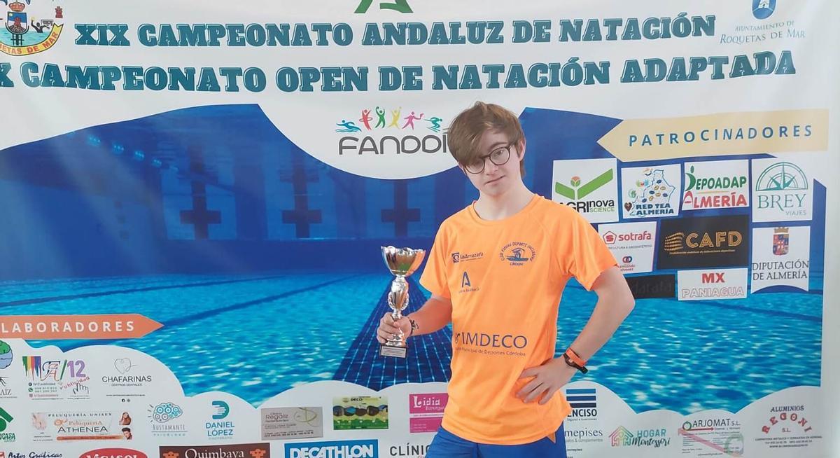 Francisco Varas, con el trofeo conquistado en Almería.