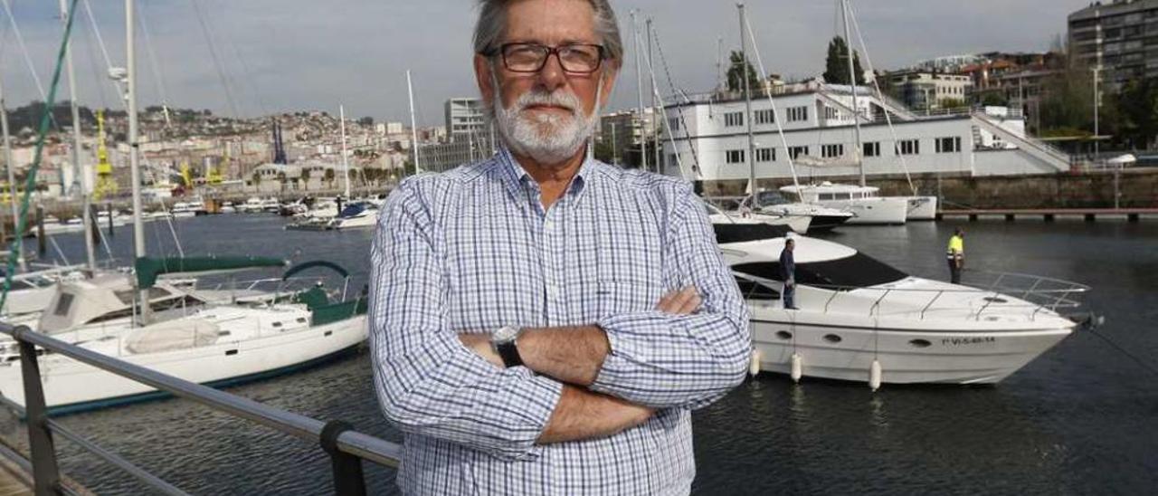 Justo González Ballesta, presidente del Náutico de Vigo, ante el puerto deportivo del club. // R. Grobas