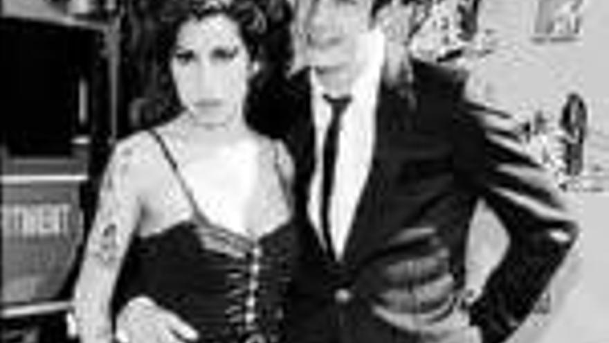 Amy Winehouse: LAS FOTOS DE LA BODA DE LA ARTISTA, EN LA BASURA