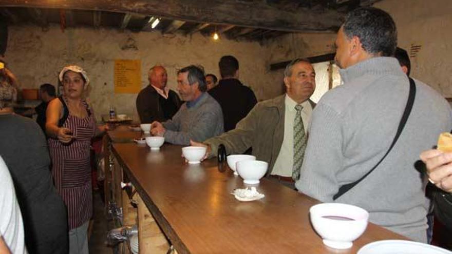 Un grupo de amigos charlando nun furancho onte pola mañá.  // Carmen Giménez