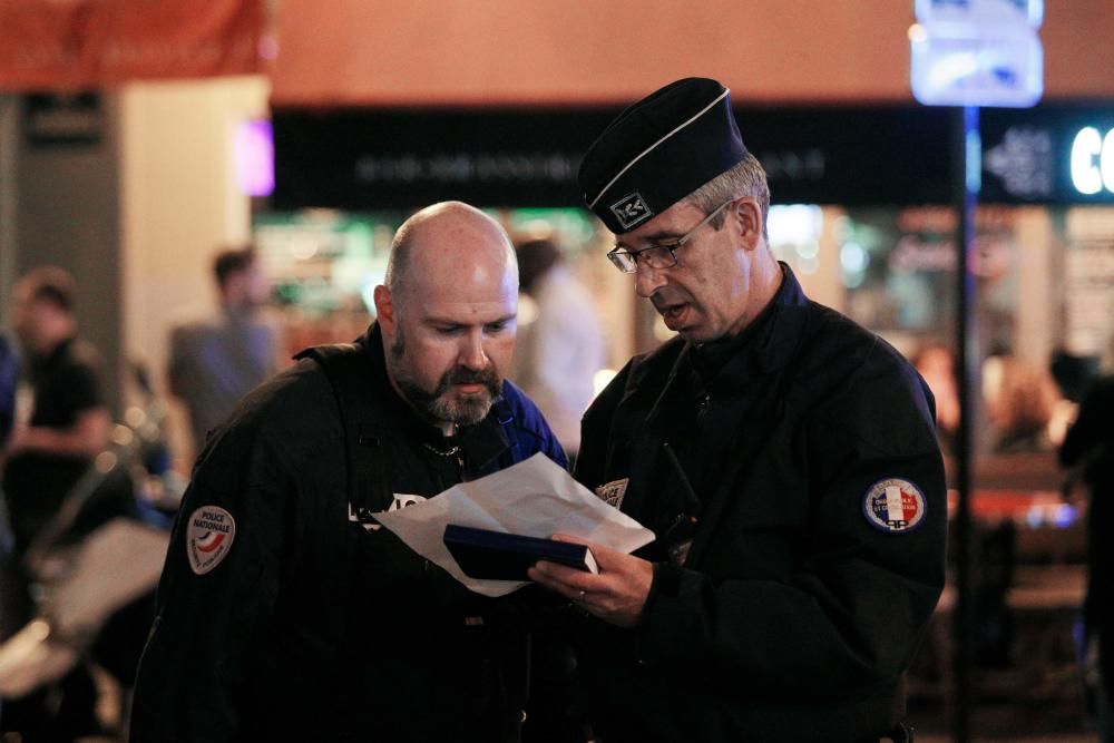 Un hombre ataca con un cuchillo a varias personas en París