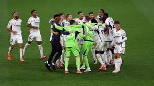Los jugadores del Real Madrid celebran la consecución de la Champions League.